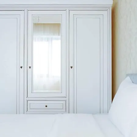 Elegant Vibes Next To Obor Market Apartment
