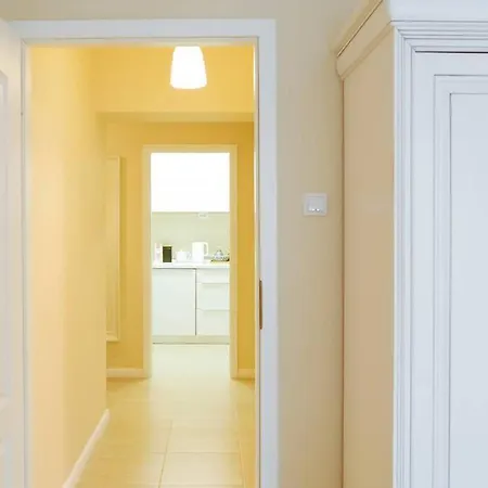 Elegant Vibes Next To Obor Market Apartment